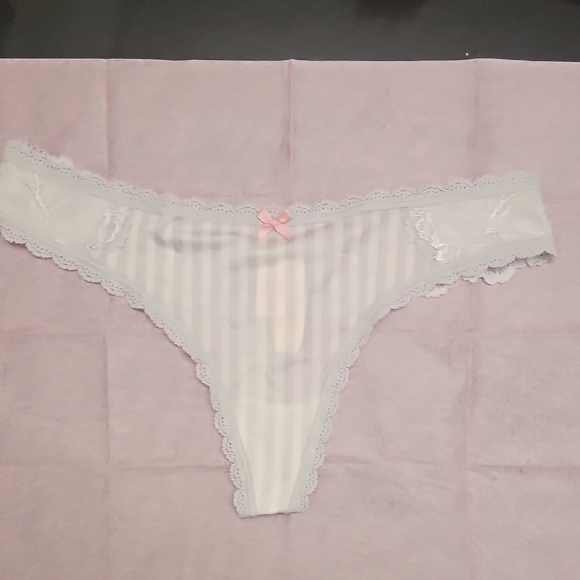Victoria's Secret White Lace Panty with Pink Bow - Picture 1 of 3